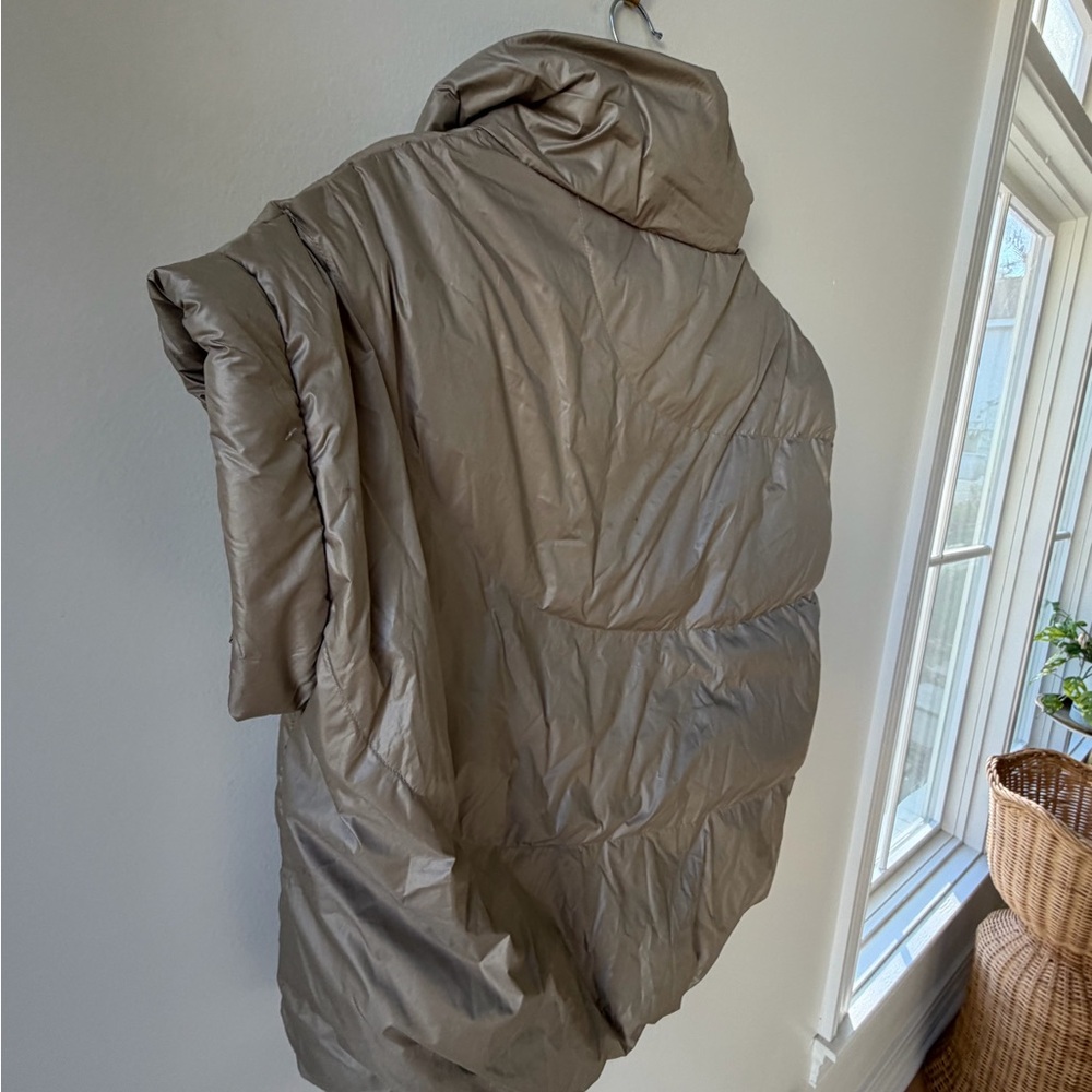 NWT Coco + Carmen Tan Gold Oversized Puffer Vest Size XS (XS-M) Full Zip Pockets - Picture 15 of 15